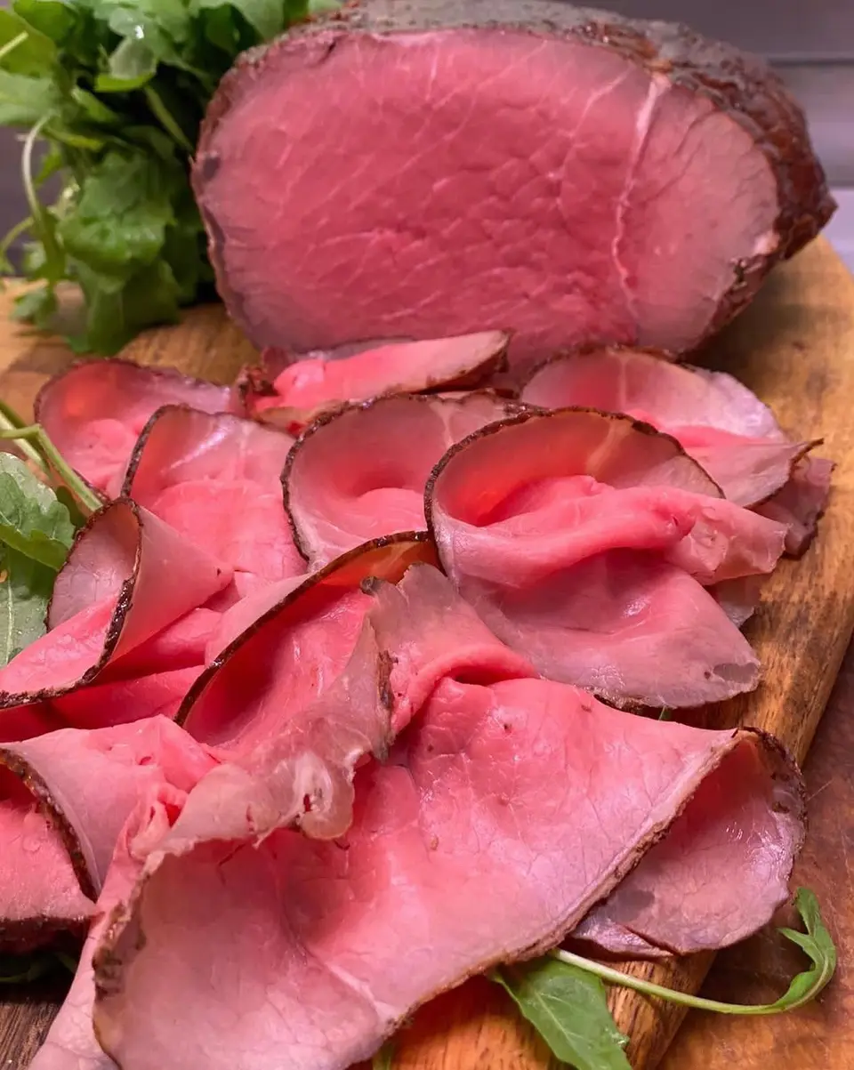 Roast beef di sottofesa affettato sottile, con rucola fresca