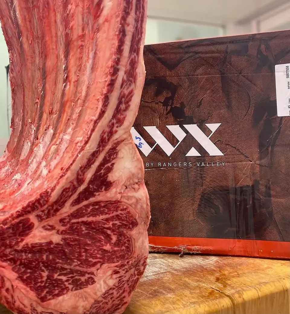 Costato Tomahawk di Wagyu Rangers Valley WX accanto al cartone del fornitore