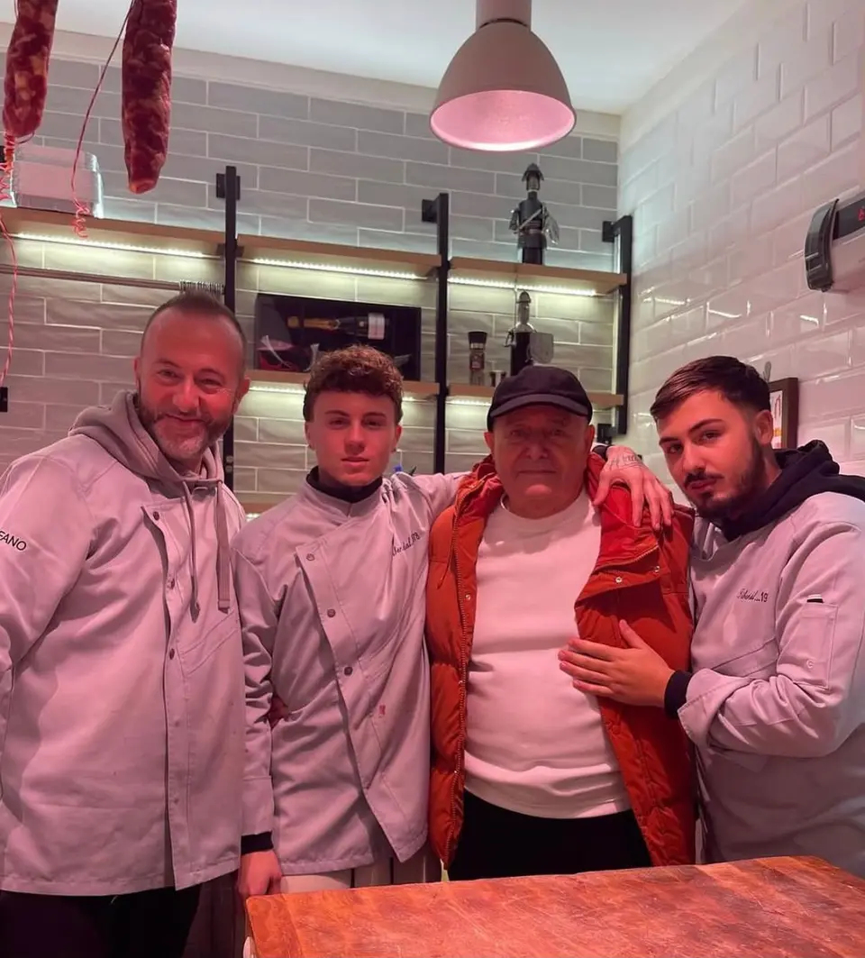 La famiglia Tiberi al banco: Stefano, i ragazzi della terza generazione e nonno Giancarlo