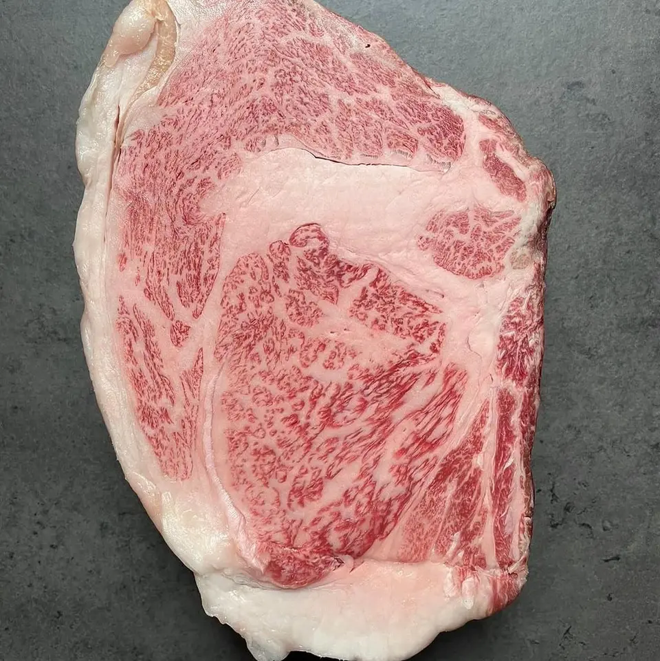 Fetta di Kobe con marezzatura altissima su lastra d’ardesia
